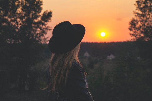 Der Weg ist das Ziel - Frau von hinten mit Hut Sonnenuntergang