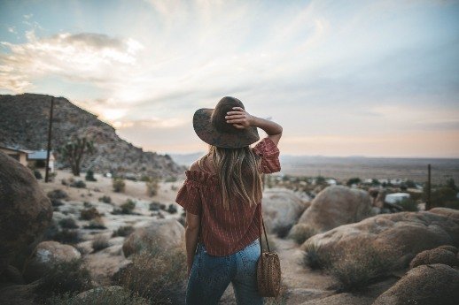 Innerer Frieden - Frau mit Hut steht in der Natur