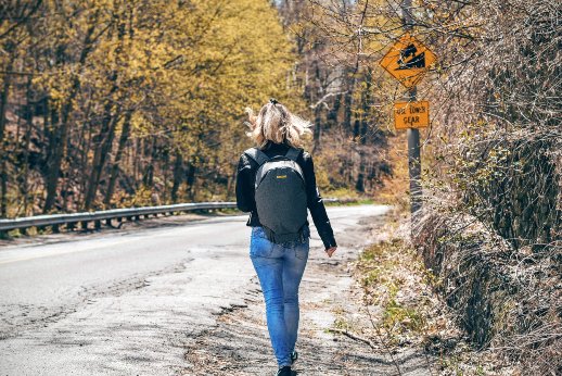 Blonde Frau von hinten läuft auf der Straße