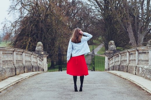 Die Entfernung zwischen deinen Träumen und der Realität nennt man Disziplin - Frau mit rotem Rock auf der Brücke