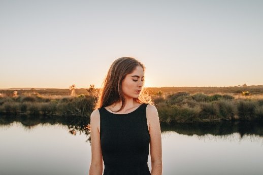 Woop-Methode - Frau schwarzes Kleid Fluss